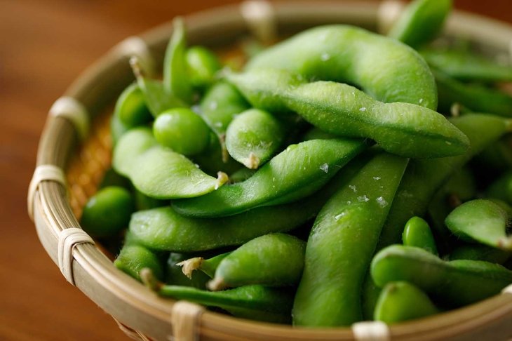 Edamame,boiled green soybeans with salt